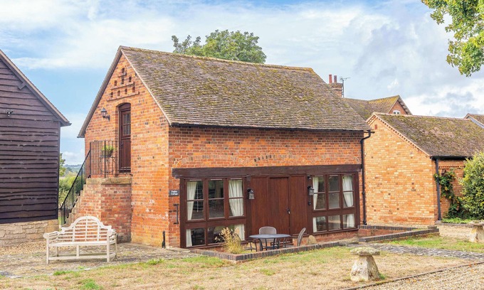 Mangotsfield House | Poplar Cottage - Historic Barn in Dumbleton