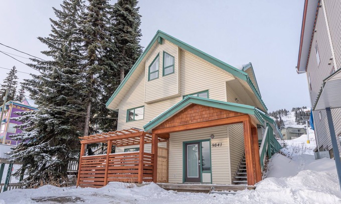 Silver Star Mountain Ski Chalet | Popular Ski Chalet with Gas Fireplace & Hot Tub backing onto Alpine chairlift