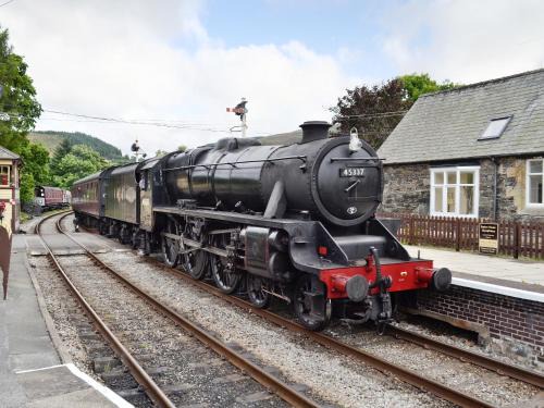 Glyndyfrdwy House | Porter's Lodge