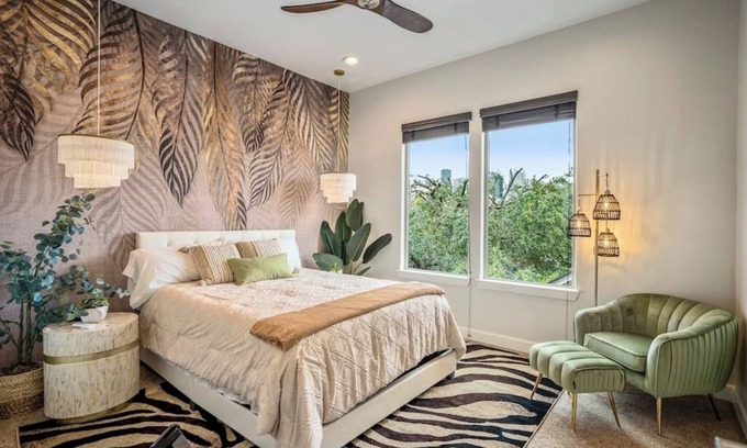 Midtown House | Posh Dtwn/Midtown Home w Stunning Roof-TopTerrace