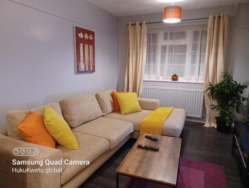 East Dunstable House | Poynters House - Huku Kwetu Luton & Dunstable - Spacious 2 Bedroom House-Private garden and parking