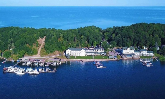 Onekama Condo | PPI Lakefront condo-HOT TUB OPEN ALL WINTER! Ski Crystal Mountain, One Bdrm.