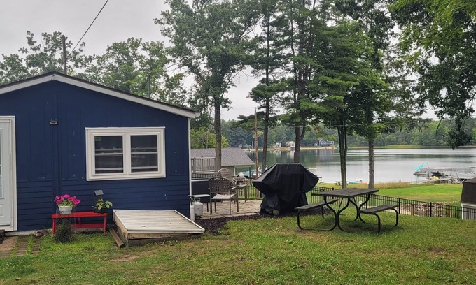 Gladwin Cottage | Pratt Lake Place:Relax and Recharge in This Cozy Summer Hideaway!