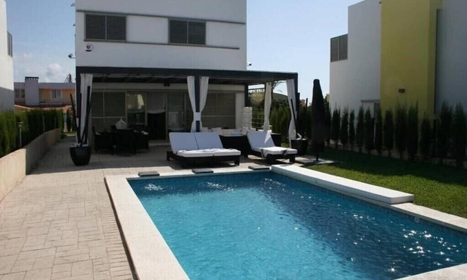 Ciudadela Villa | Preciosa Villa con Jardín y Piscina Privada