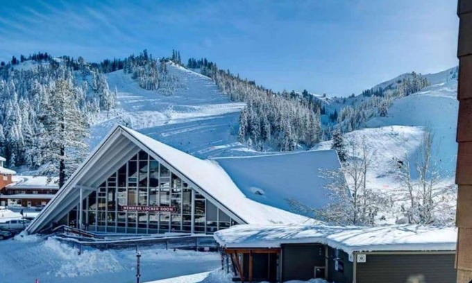 Olympic Valley Condo | Premier 2 Bdrm Mountain View Cozy Bliss Steps to Hikes, Lifts and Gondola