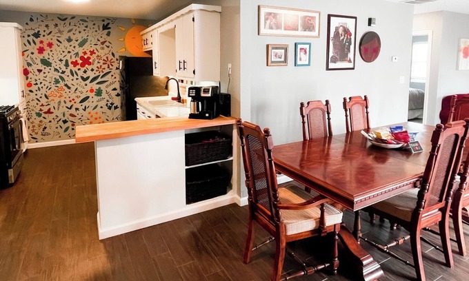 Jenks House | Premier location. Oklahoma Aquarium, Spirit Casino, Tulsa Premier Outlets
