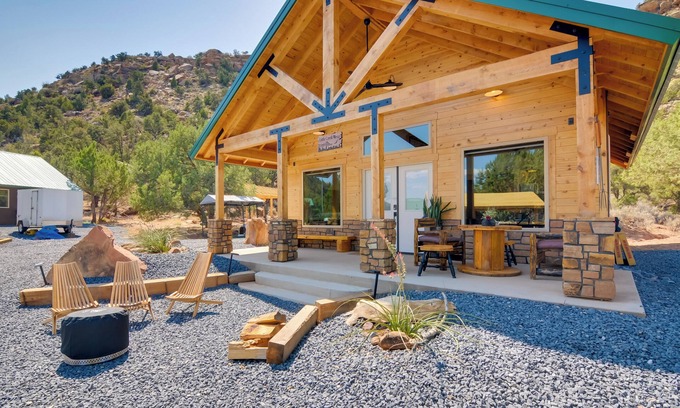 Apple Valley Cabin | Premium Apple Valley Cabin w/Zion Nat’l Park View