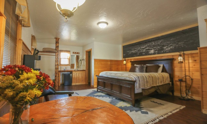Dubois Cabin | Premium King Room w/Riverfront Access, Hot Tub & Awe-Inspiring Mountain Views