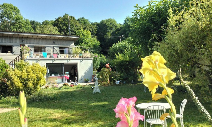 Cloyes-les-Trois-Rivieres Ski Chalet | Pretty cottage on the Loir riverfront nestled in a green setting, not overlooked