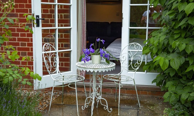 Farley Cottage | Pretty cottage located in an award-winning village