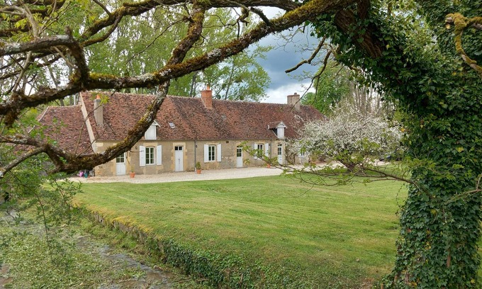 Saint-Benin-d'Azy House | Pretty farmhouse on the edge of a village
