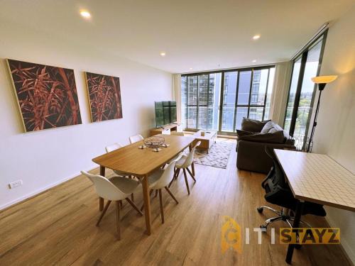 Phillip Apartment | Pretty in Phillip - 2bd 2bth 2Car Apt