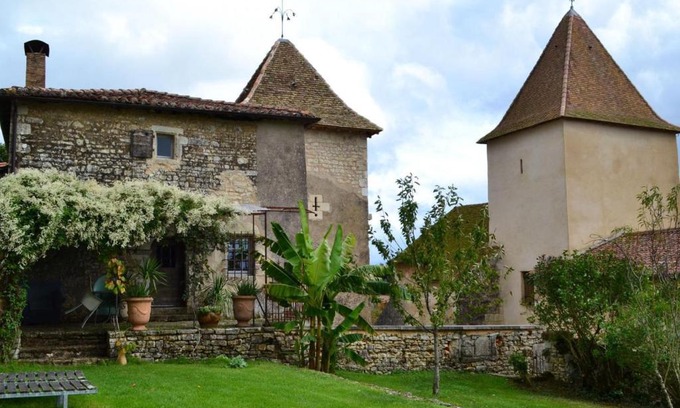 Beaulieu-sur-Sonnette House | Prieuré du XVème restauré, jardin clos de 2000 m², piscine, cheminée, WiFi fibre, proche église - FR-1-653-219