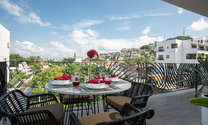 Emiliano Zapata Condo | Prime 2BR Condo, Rooftop Pool & Gym