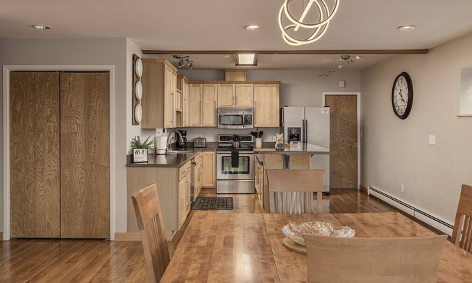 Downtown Anchorage Condo | Prime Downtown 2 bedroom Treehouse Style Unit