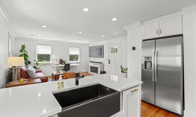 High Point House | Prime Location, Fast WiFi, & Modern Charm - Close to HPU & Area Downtowns!