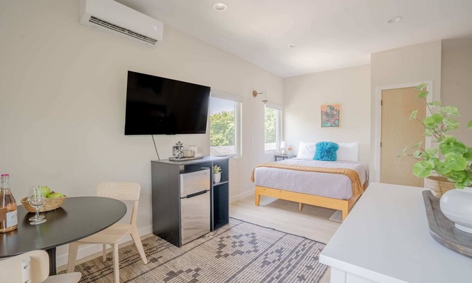 MLK Apartment | Prime Location, SXSW, Monthly Stays - Daisy Lee