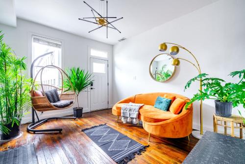 Italian Village House | Prime Location Top Rated Clean Parking Free!