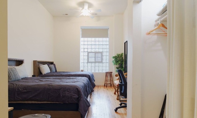 Wicker Park Apartment | Prime Location Wicker Park Studio Close to Shops & Dining