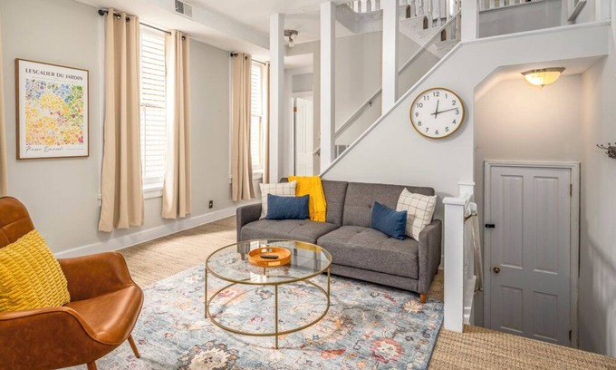 Mount Adams Apartment | Prime Mt Adams+Lux Beds+Sleeps 6ppl+Deck Views+Smart TVs+Spacious Living Rooms