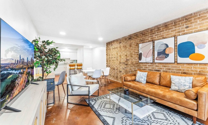 Windsor Park Apartment | Prime SoCo bright 2BR king suite w/pool, parking