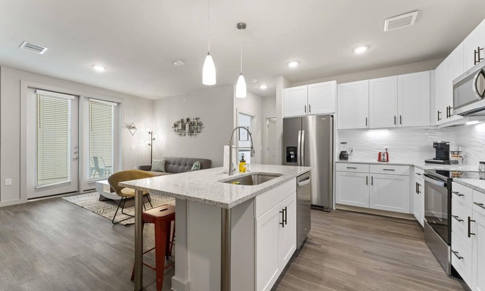 Windsor Park Apartment | Prime Soco Charming 1BR King Suite w Pool Parking