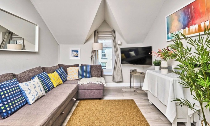 Portrush Apartment | Princess Blue 3 ~ Quiet and Cosy Penthouse Retreat