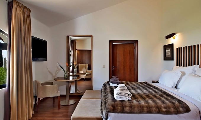 Albufeira Hotel | Pristine Beaches in Albufeira! Swimming Pools, Free Parking, Beach Access!