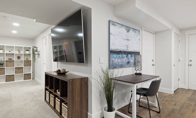 West Jordan House | Pristine & Fully Stocked Home, relax near outdoor adventures, airport & SLC