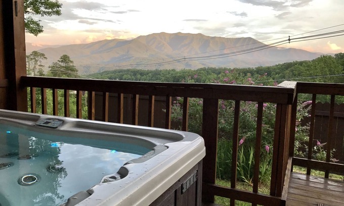 Gatlinburg - Pigeon Forge Cabin | Privacy with a view ! Romantic. Great getaway/honeymoon spot. Wifi/TV, Free Tix