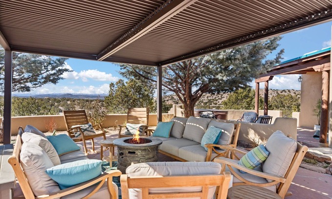 La Tierra House | Private 15 Acres | Hot Tub + Views | Close to Plaza | Monthly Rates