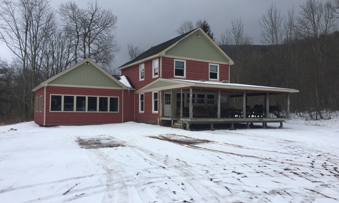 Hunter House | Private 6 bedroom Retreat minutes from Hunter & Windham Mountains, sleeps 14