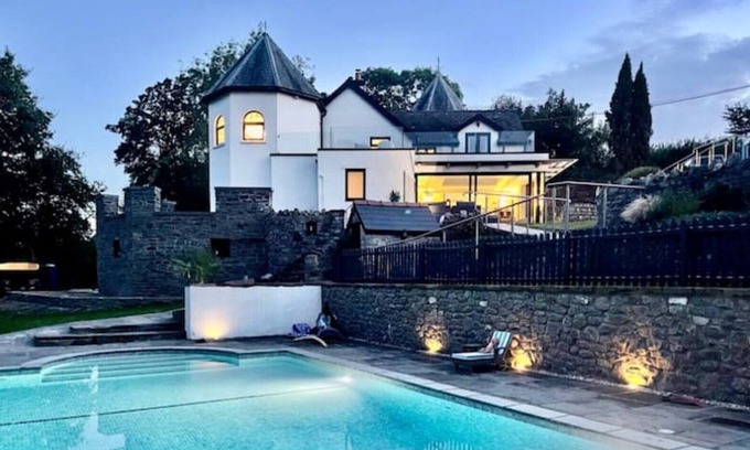 Cardiff House | Private 7-bedroom villa with hot-tub, heated pool and bar.