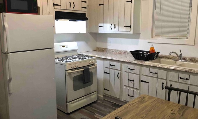 Elizabeth Apartment | Private apartment with 3 bedrooms and 1 bathroom only 15 minutes to Newark International Airport EWR