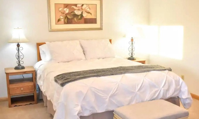 Eagle Grove Apartment | Private Apt w/Washer/Dryer-Parking-Kitchennn