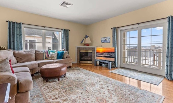 Hampton Condo | Private Balcony | Walk to Beach | Penthouse Living