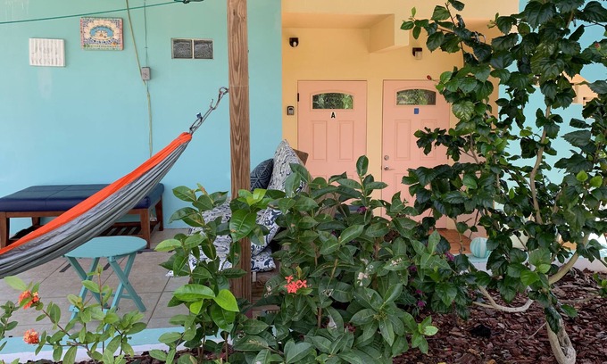 Bajura Apartment | PRIVATE BEACH PATH a place to stay after you play all day!