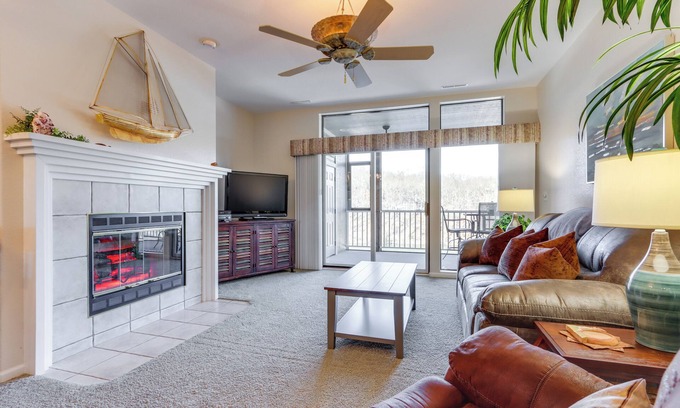 Osage Beach Condo | Private Boat Slip: Family-Friendly Lazy Days Condo