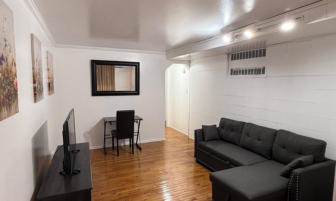 Queens House | Private Cozy Apartment in E. Elmhurst, Near LGA