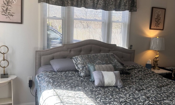 Marion House | Private & Cozy house sleeps 5 with WiFi and AC in beautiful Marion!