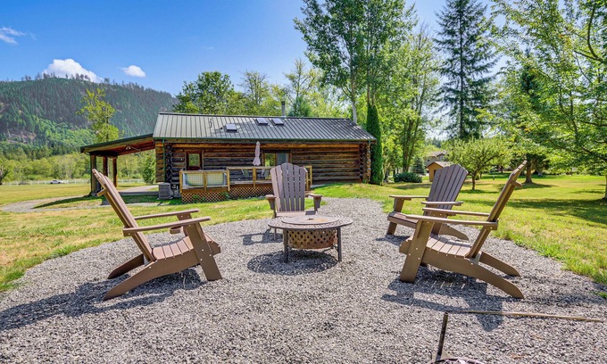 Arlington Heights Cabin | Private Deck: Dog-Friendly Arlington Cabin