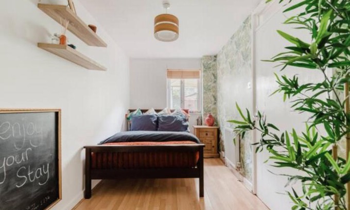 Sands End House | Private double room & private bathroom in our home