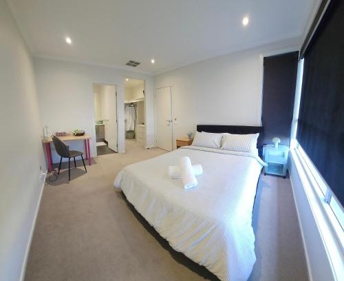 Melbourne House | Private Ensuite - Homestay near the Airport