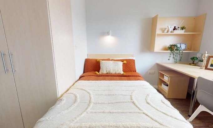 Lincoln Apartment | Private Ensuite in Stylish Apartment at Pavilions