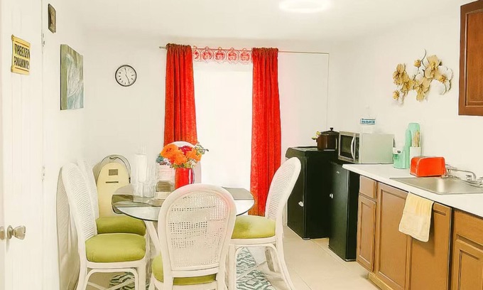 Riviera Beach House | Private Entrance Guest Suite with kitchen & Bathroom in charming West Palm Beach