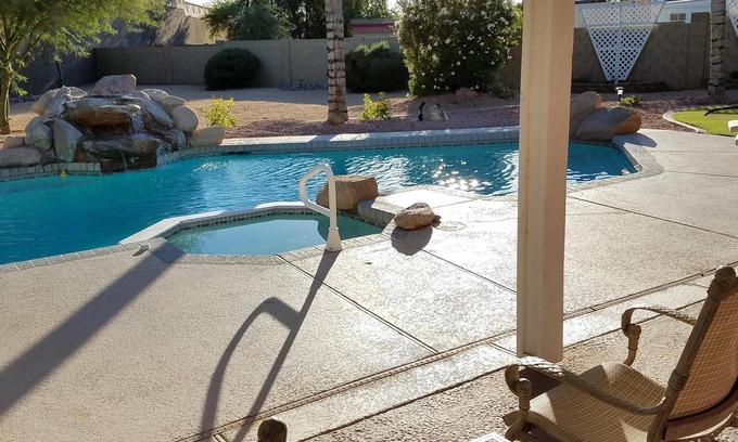 Chandler House | Private Heated Pool & Spa - Putting Green - Huge Back Yard - Great Location