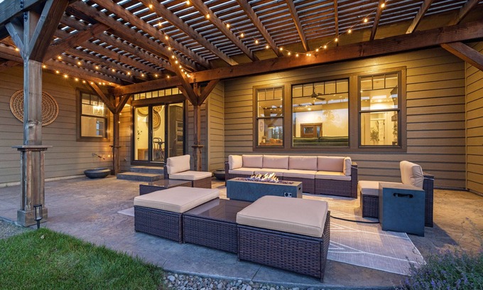Klamath Falls House | Private Hot Tub in The Running Y Resort - Game Room for All Ages