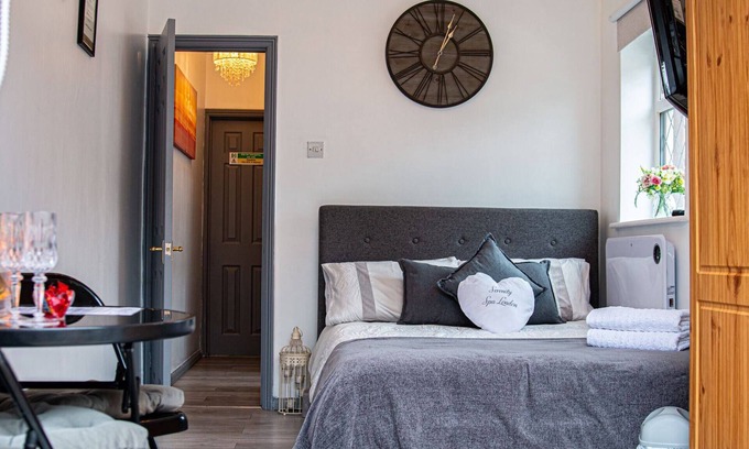 Havering Apartment | Private Hot Tub, Sauna, Ice Bath & Gym & Apartment