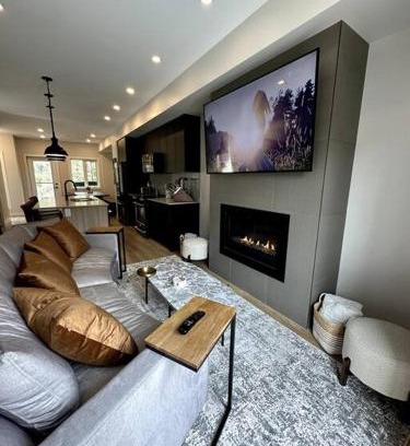 East Kootenay House | Private Hot Tub Ski In Ski Out Sleeps 9