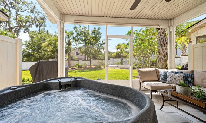Epworth Acres House | Private HOT TUB, foosball pool, 3 min to beach/dr, boat drop park, pet 👍